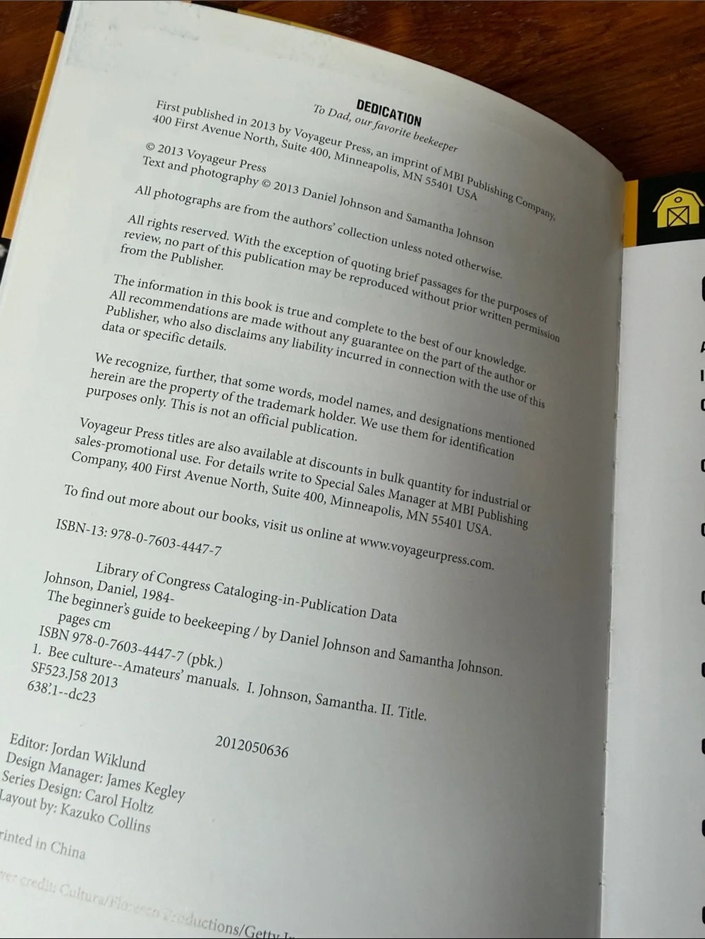🐝 The Beginner's Guide to Beekeeping by Samantha and Daniel Johnson